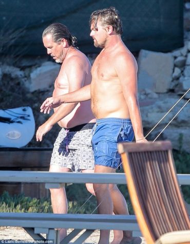 leo33742EC7800000578-3742081-Hollywood_hunk_Leonardo_DiCaprio_went_shirtless_while_relaxing_a-m-162_1471298171679